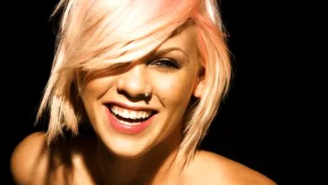 Pink a pozat nud pentru revista People