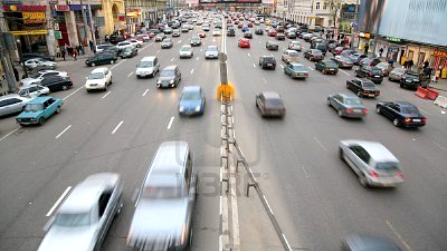 Multe mașini pe șosea