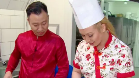 Xonia găteşte „mâncare chinezoaică”, la „Cireaşa de pe tort”