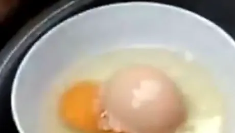 Ce a găsit o femeie într-un OU GIGANTIC