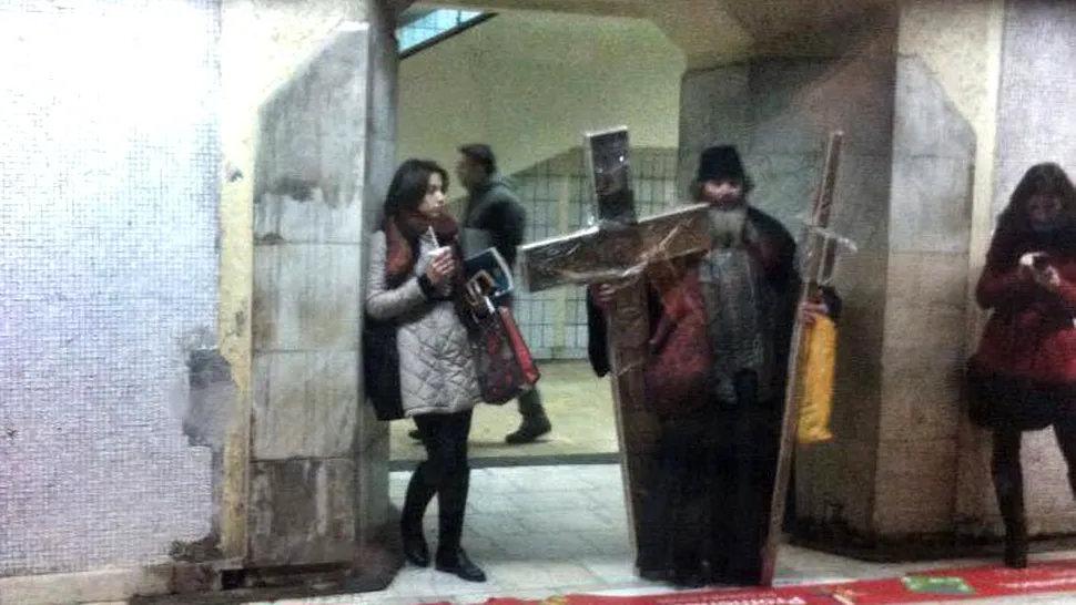 Preotul cu două cruci în mâini, la stația de metrou Romană