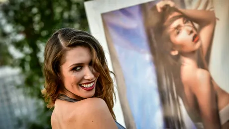 Trei idei de coafuri stylish pentru petrecerile de vară