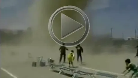 Meci de fotbal intrerupt de o tornada in Japonia (Video)