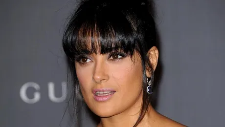 Salma Hayek poartă cercei de 1 milion de dolari!