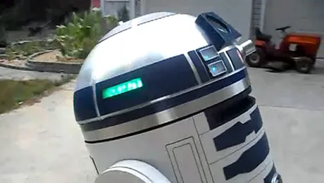 Cel mai tare costum de Halloween: R2D2 la o scara mult mai mare (Video)