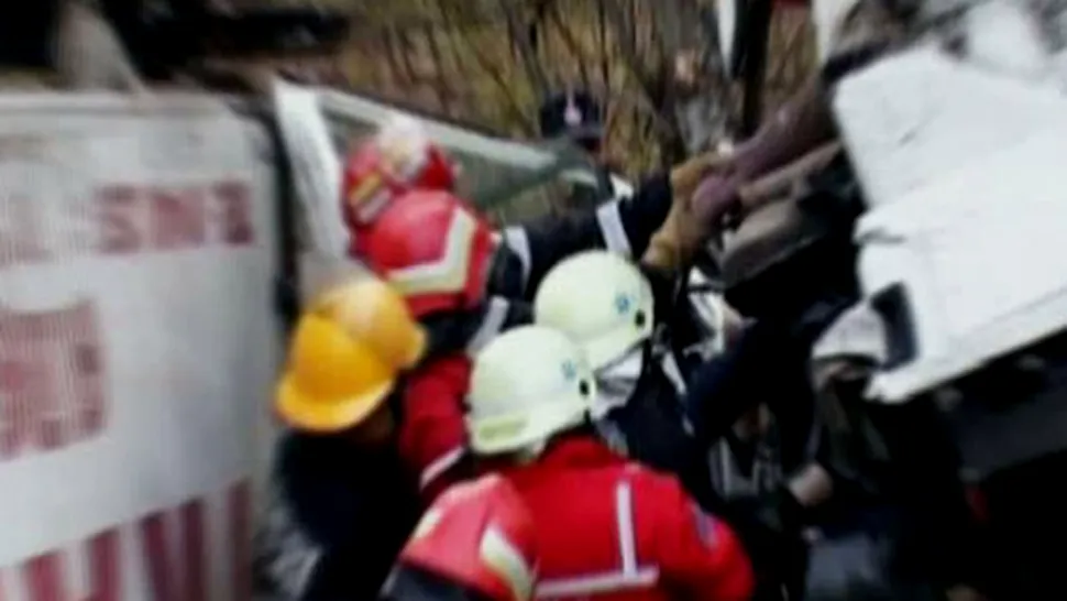 O camionetă cu peste 20 de muncitori s-a răsturnat într-o râpă, în Gorj