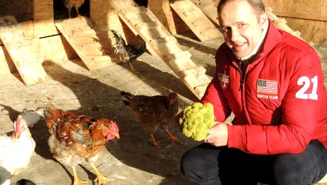 Grig Chiroiu îşi hrăneşte găinile cu broccoli