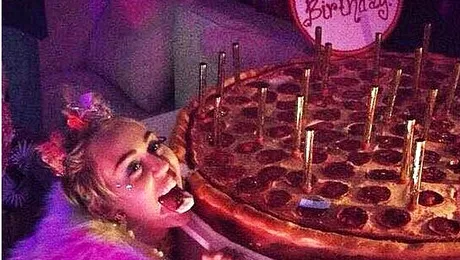 Miley Cyrus, topless pentru Schwarzenegger – VIDEO