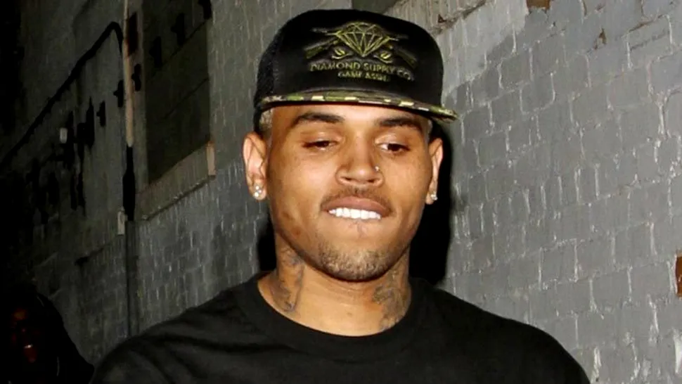 De ce a refuzat o trupă să deschidă concertul lui Chris Brown