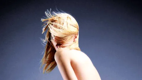 O femeie s-a dezbrăcat complet într-un aeroport din Denver (Video)