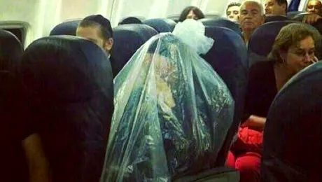 A zburat cu avionul închis într-un sac dintr-un motiv foarte serios