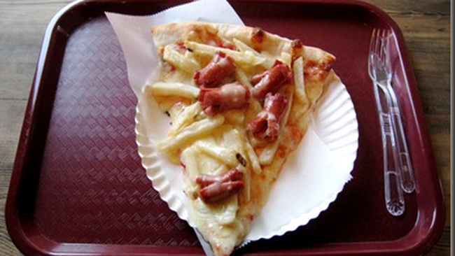 Pizza cu hot dog si cartofi prajiti