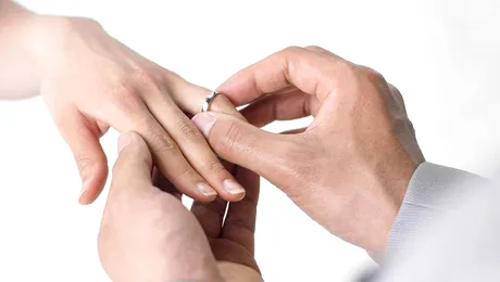 Un hoț a pătruns în mașina unei femei, s-a dezbrăcat și a cerut-o de soție