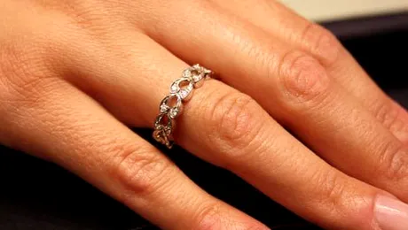 Truc: Cum să-ți dai jos inelul de pe un deget umflat (Video)