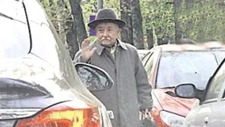 Ion Columbeanu era sa o pateasca pe trecerea de pietoni, dar eleganta l-a salvat!