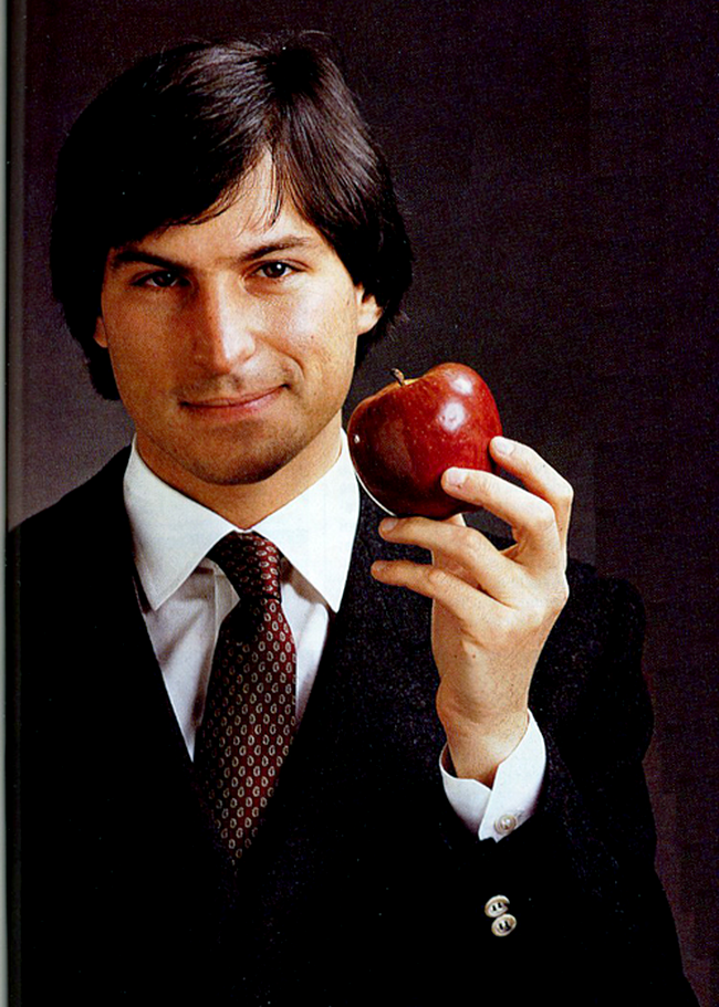 Steve Jobs tinand in mana fructul sau favorit