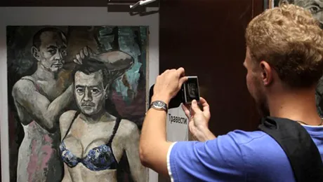 Vladimir Putin, îmbrăcat în neglijeu!