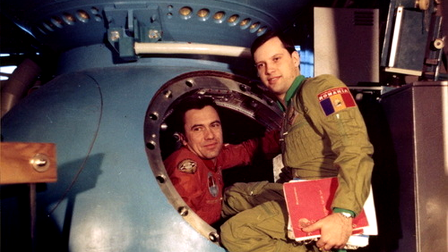 Pe langa coniac, Prunariu a ascuns in costum si o legatura de ceapa verde