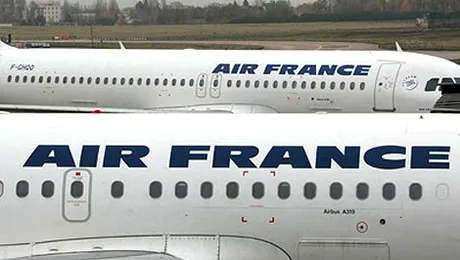 O stewardesa fura banii pasagerilor in timp ce dormeau