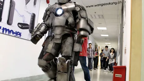 Si-a uimit colegii venind la birou imbracat ca Iron Man (Video)