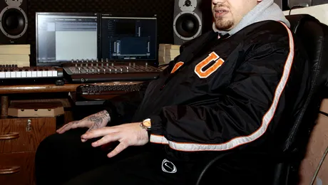 S-a lasat de droguri si s-a apucat de muzica. Premiera cu Buze la Apropo.ro!