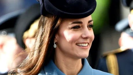 Kate Middleton, criticată dur: „Ţinutele de stewardesă trebuie să dispară”