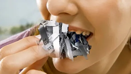 Gravida care se hrănește cu ziare