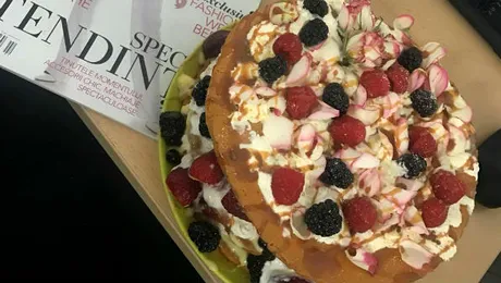 REŢETĂ: Tort de trandafiri cu fructe de pădure, simplu şi rapid – VIDEO