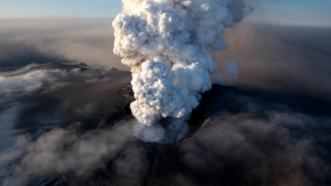 Vulcanul Eyjafjallajokul din Islanda, erupția din 2010