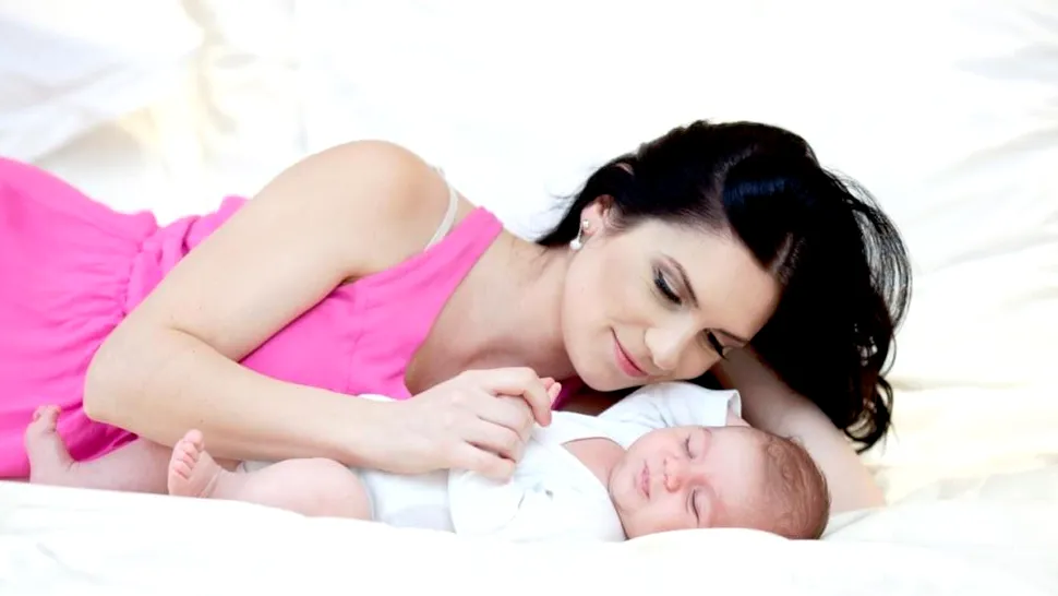 Ellie White le recomandă mămicilor să îşi alăpteze bebeluşii