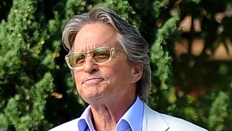 Michael Douglas a scapat de cancer, nu si de bautura