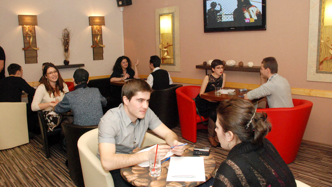 Baietii s-au plimbat neincetat pe la mesele fetelor