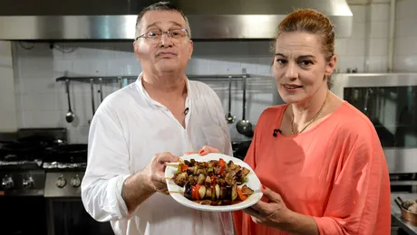 I-a pregătit actriţei frigărui asortate! Mircea Dinescu, la masă cu Maia Morgenstern