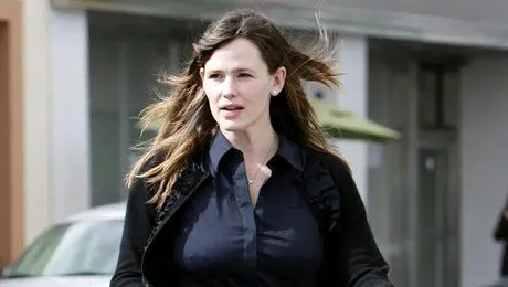 Jennifer Garner umbla imbracata ca o cersetoare (POZE)