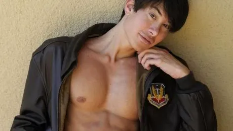 Cum arată bărbatul cu 90 de operații estetice (Video)