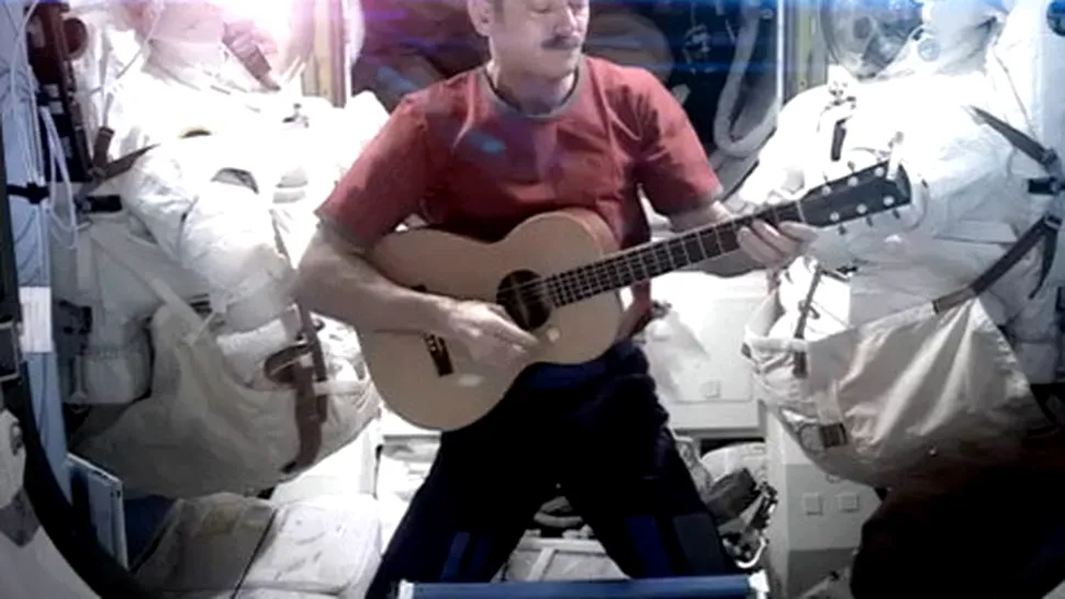 Chris Hadfield de la NASA și-a luat rămas bun cu un cover David Bowie (Video)