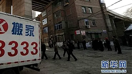 Cu blocul sub autostrada