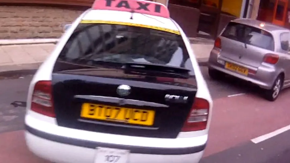 Un taximetrist și-a violat clienta ce adormise în mașină