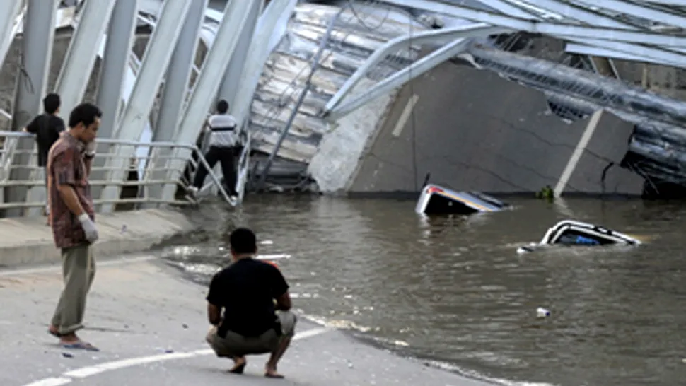 Turcia: Pod prăbușit, 15 dispăruți, primarul în spital!