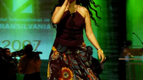 Rona Hartner canta pe scenele Parisului