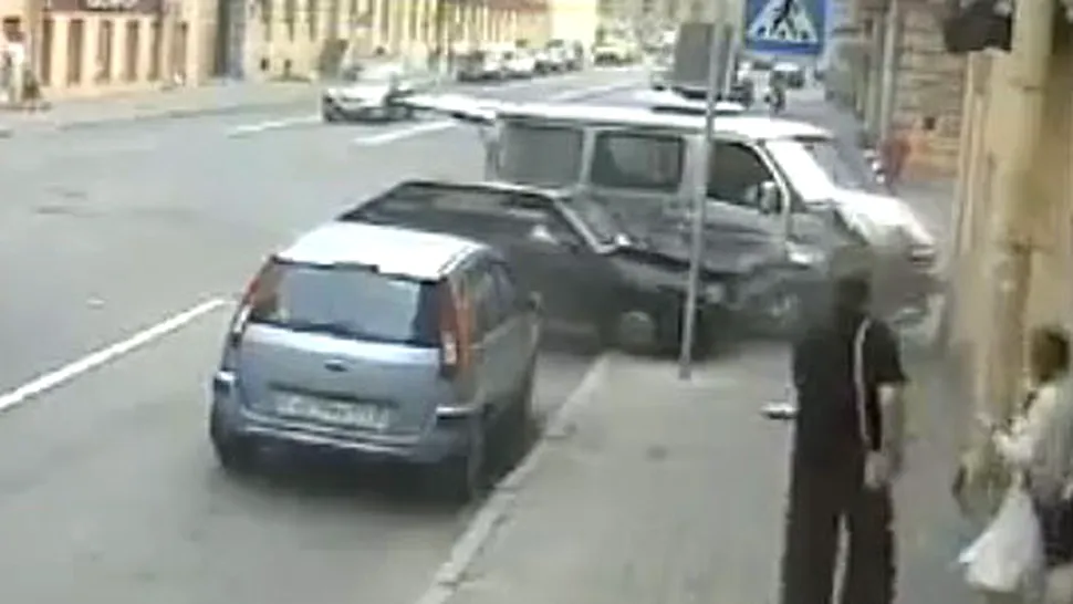 Miracol in Rusia: Moartea s-a urcat pe trotuar, dar o femeie a fentat-o in ultima clipa! (Video)