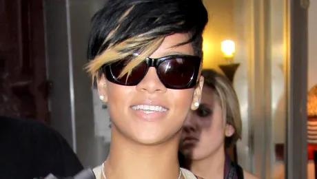 Rihanna si-a tras suvite blonde si epoleti (Poze)