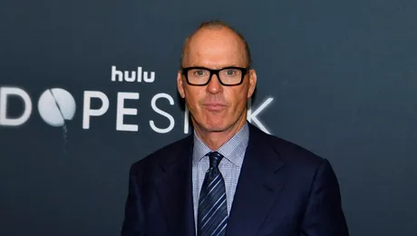 Michael Keaton spune că încă i se potrivește costumul de Batman deși au trecut peste 30 de ani de când a fost făcut