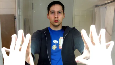 Uimește-ți prietenii cu poze făcute în oglindă, fară să se vadă aparatul