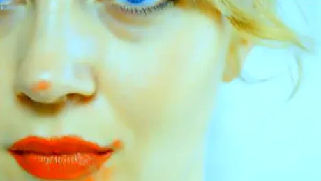 Artista care picteaza cu buzele (Poze si video)