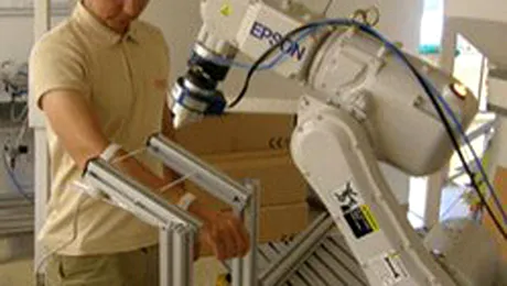 Un robot loveste oamenii intentionat, pentru a-si invata propriile limite