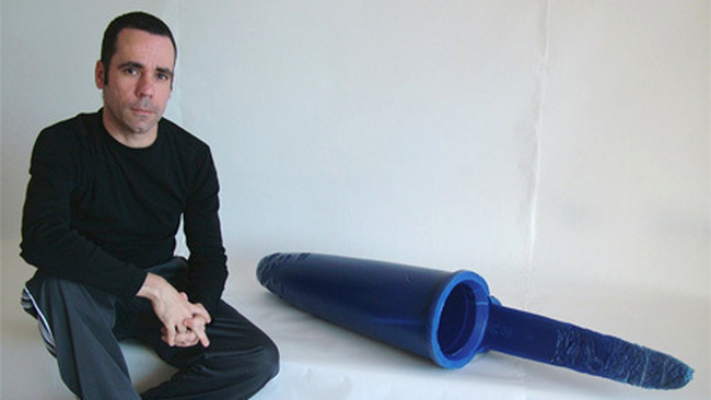 Capacul de pix e mic, de obicei, dar aici este imens