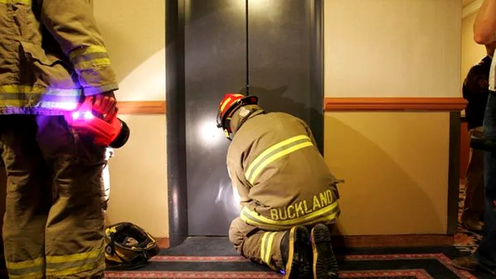 Doi infractori blocati in lift au cerut ajutor Politiei