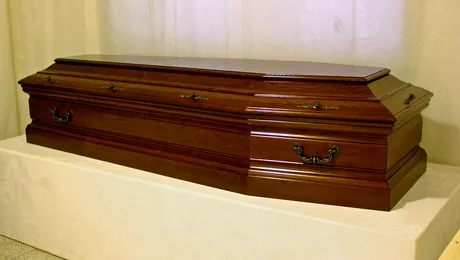 Batran viu tinut doi ani in sicriu, pentru o mostenire