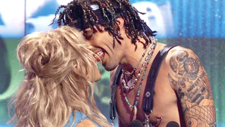 În pat cu duşmanul